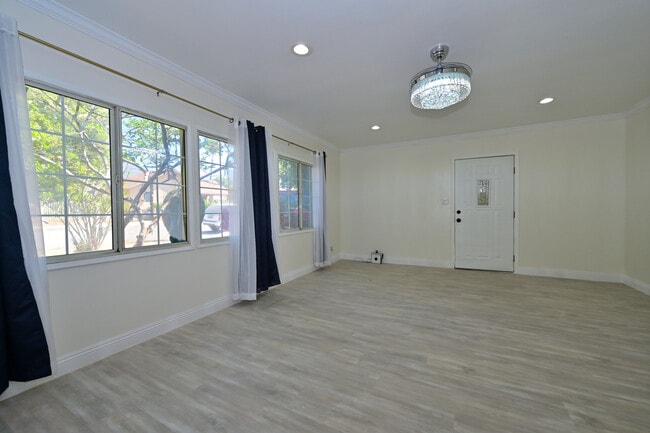 Building Photo - 326 E Olive Ave