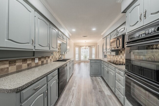 Building Photo - Charming Updated Home on Quiet Cul-de-Sac