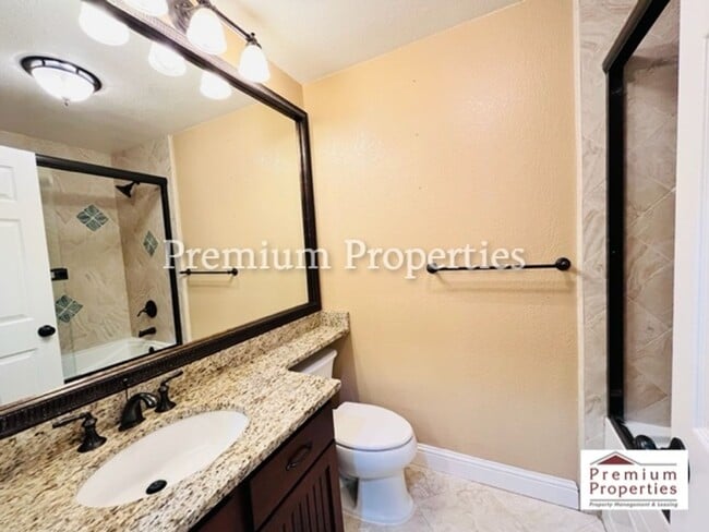 Building Photo - Beautiful 2BD/2BA Condo Unit in the Gated ...