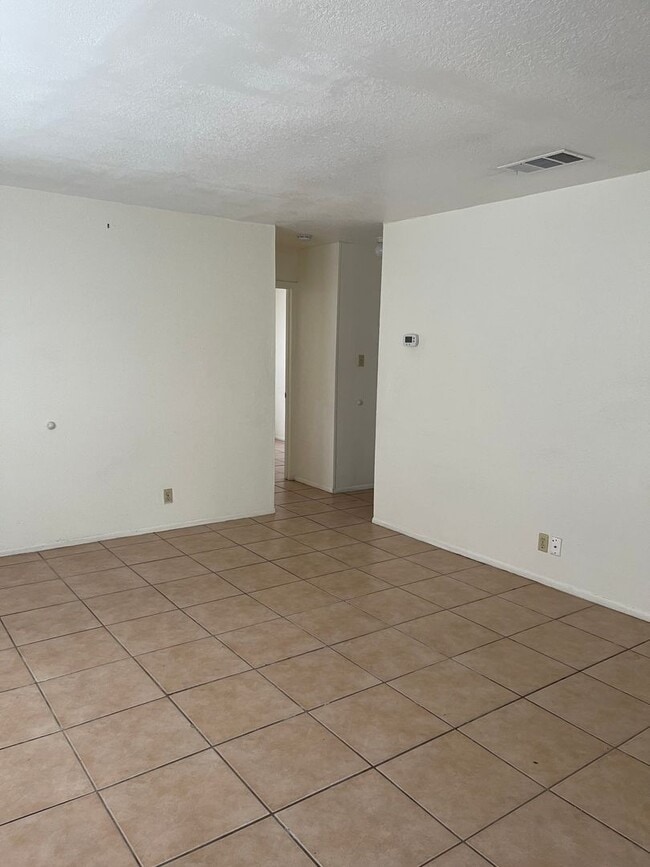 Building Photo - 2/1 Home Available for Immediate Move In!