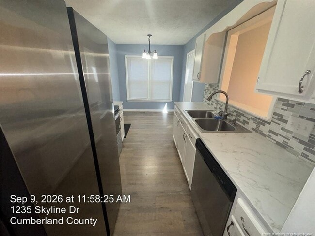 Building Photo - 1235 Skyline Dr