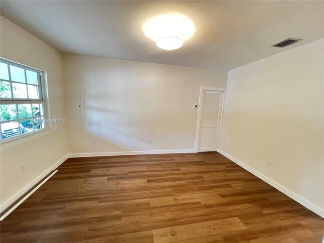 Building Photo - 315 NE 110th St