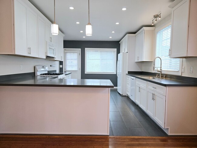 Building Photo - Charming 2-Bedroom Home with Modern Update...