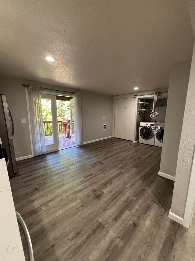 Building Photo - TRA3106