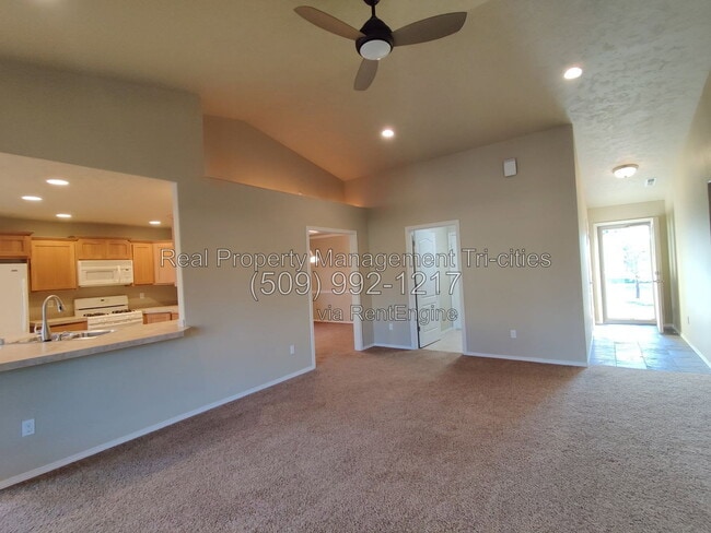Building Photo - 2667 Torrey Pines Way