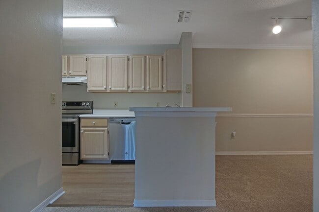 Building Photo - 1 Bedroom / 1 Bathroom Condo with Resort-Style Living