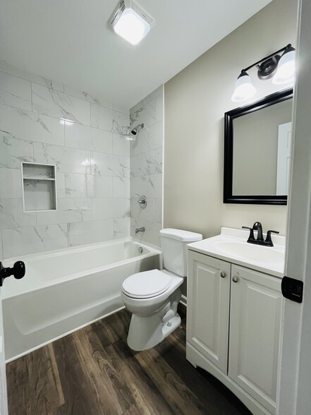 Main bathroom - 1610 Eastwood Ave