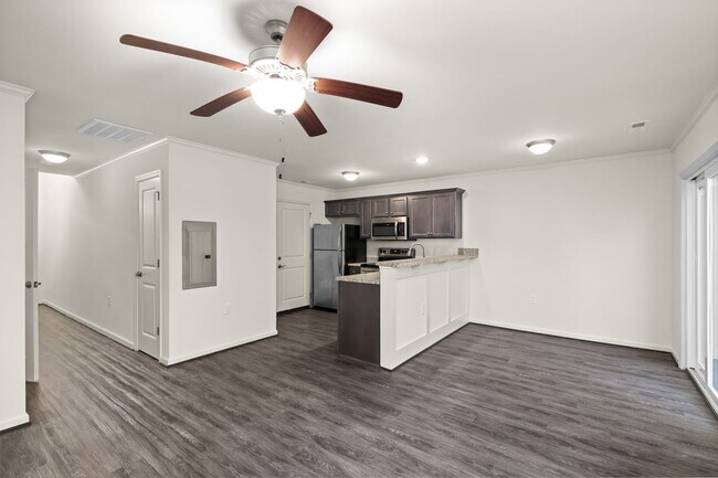 Building Photo - 2 Bed 2.5 Bath Townhome