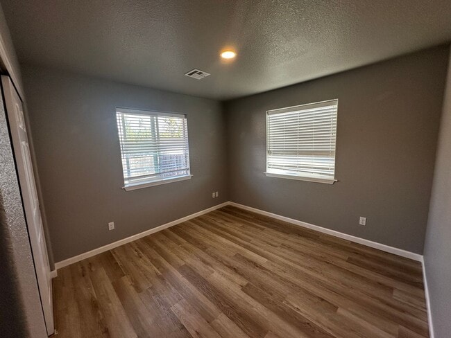Building Photo - 119 Garden Ln.