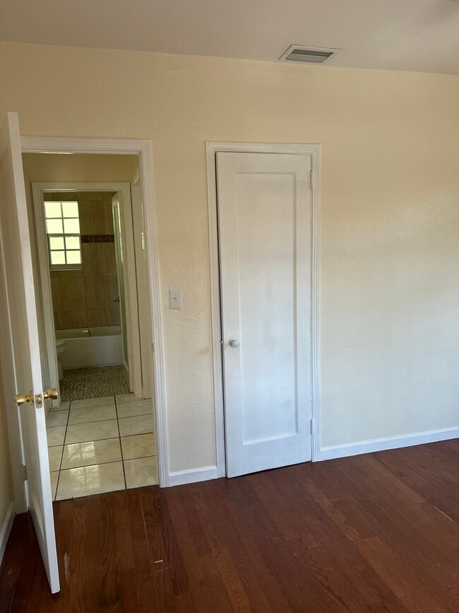 Building Photo - 327 NW 59th Terrace