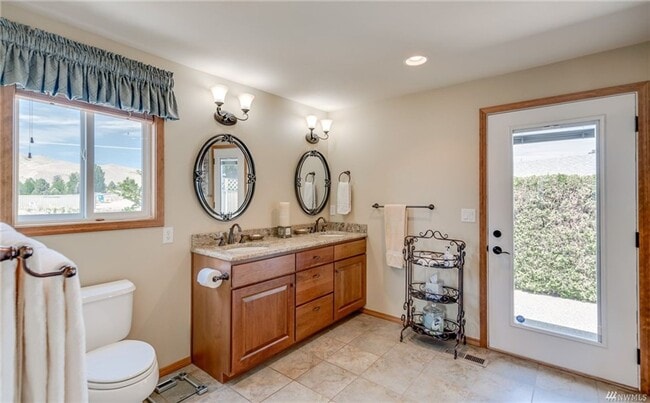 Building Photo - Amazing Views & Amazing 4 Bedroom/3 Bath H...