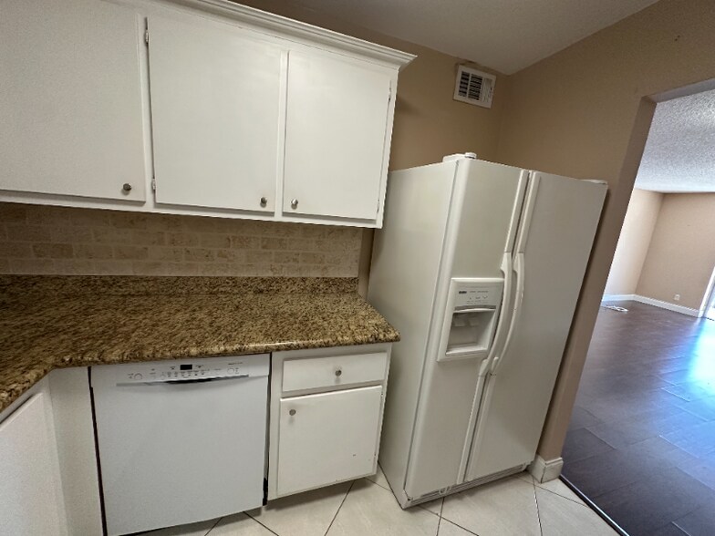 Building Photo - 5961 N Falls Cir Dr