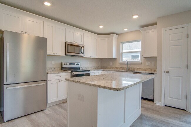 Building Photo - Modern Comfort Meets Style – Spacious 3-Be...