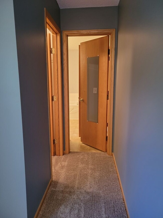 Building Photo - Spacious End Unit Townhouse