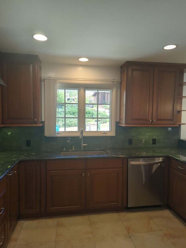 Building Photo - Gorgeous 3 bed 2.5 bath home with stunning Ocean Views and lots of natural light, in the highly s...