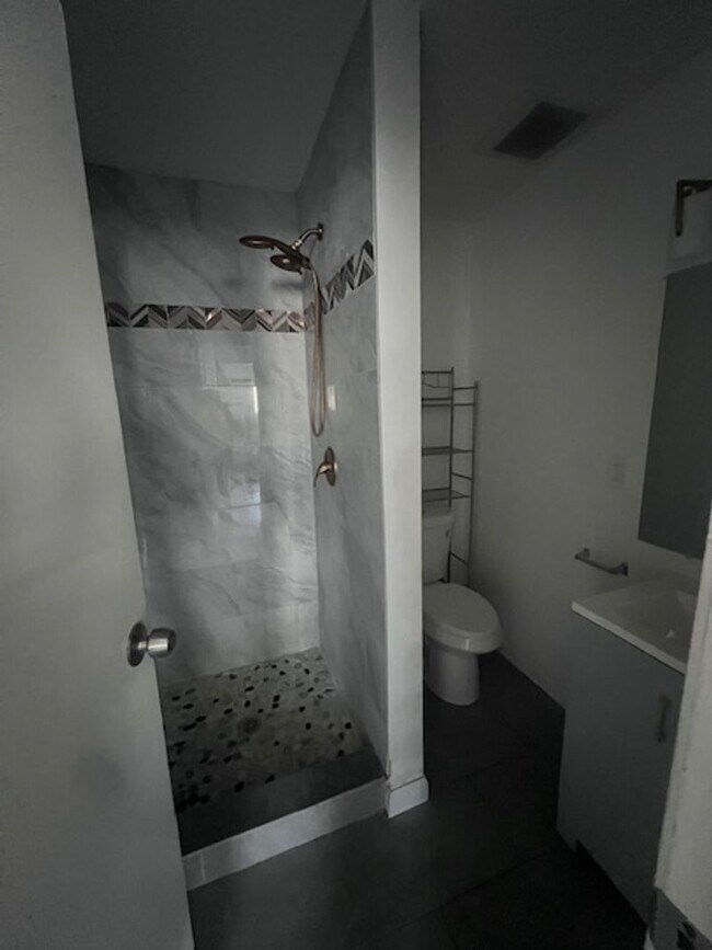 Building Photo - Spacious 3 Bed / 2 Bath Apartment in Colton – Upgraded & Move-In Ready