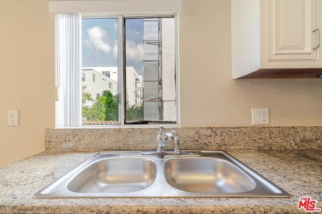 Building Photo - 11063 Cumpston St