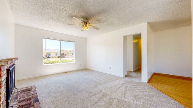 Building Photo - 4 Bedroom 2 Full Bathroom Single Family Ho...