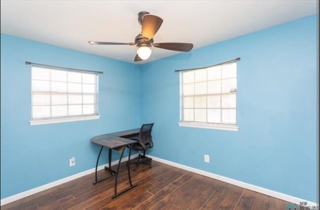 Building Photo - 1403 W Bonita Dr