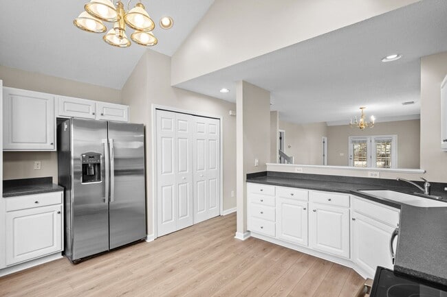 Building Photo - 571 Riverward Dr