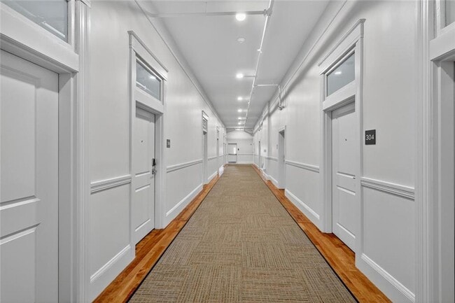 Building Photo - 1624 Lonsdale Ave