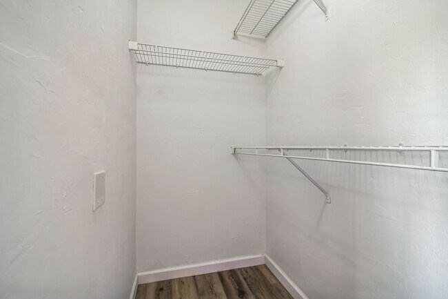 Building Photo - Furnished 4/4 University Terrace