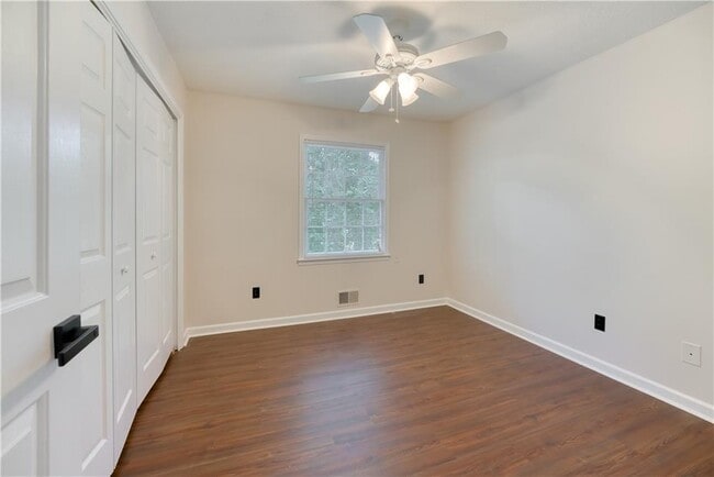 Building Photo - 61 Powers Ferry Rd