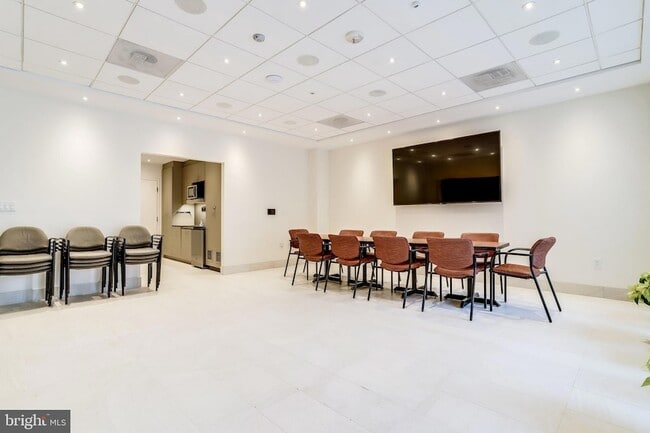 Building Photo - 3800 Fairfax Dr