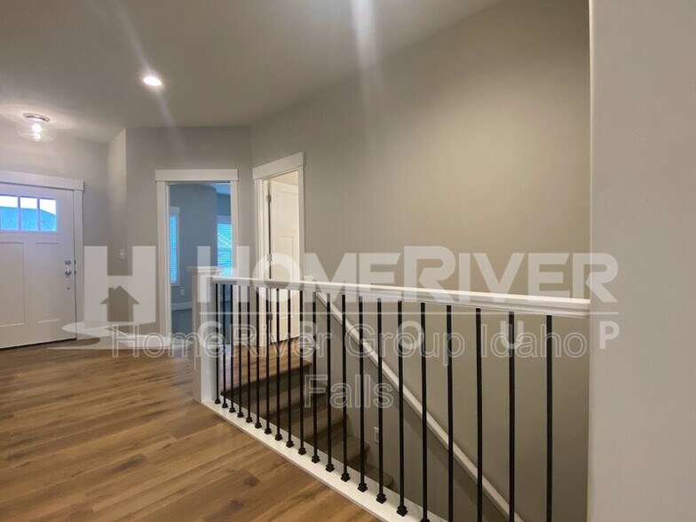 Building Photo - 690 Silvermaple Dr