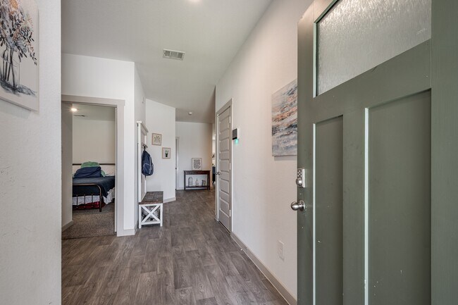 Building Photo - 607 Hidden Brk Dr