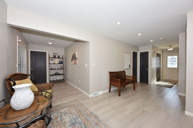Building Photo - Furnished Mequon 4 bedroom ranch