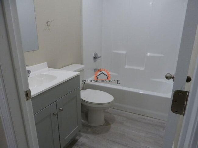 Building Photo - Modern 2 bedroom 2 bath apartment