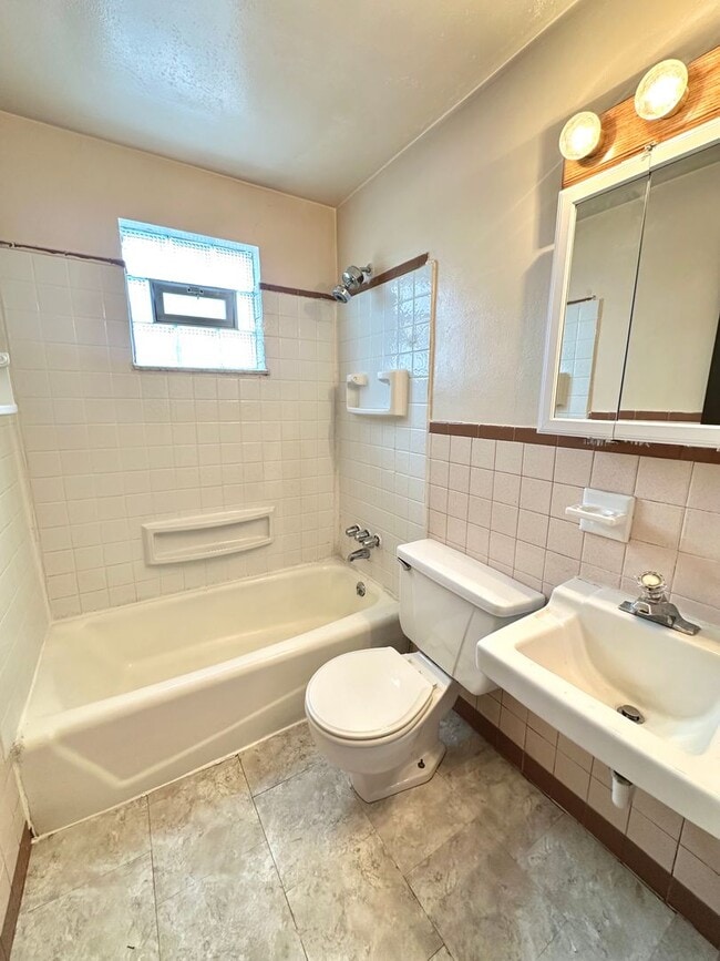 Building Photo - Well-Maintained 2 Bed, 1 Bath Townhome in West Mifflin - Central AC & Heat, Integral Garage - Ava...