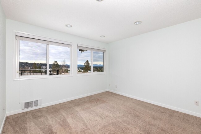 Building Photo - Top Floor 2 BD 2 BA Redmond Condo with Vau...