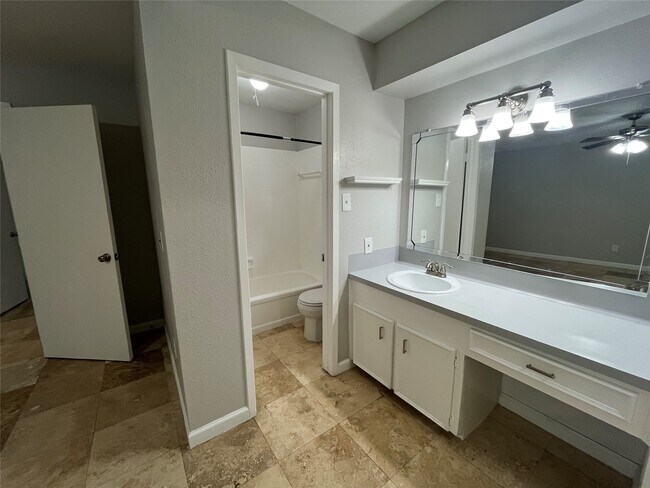 Building Photo - 2402 Fawnwood Ln