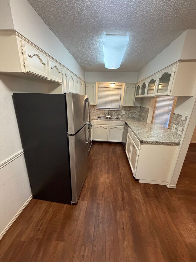 Building Photo - Middlecoff 5180 (Alexander)