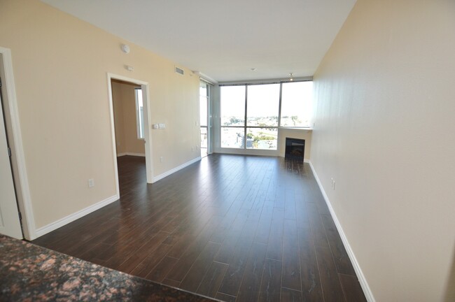 Building Photo - Little Italy LOCATION! Luxury 18th Floor W...