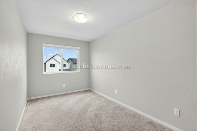 Building Photo - Recently Built Woodburn Townhome Featuring A/C