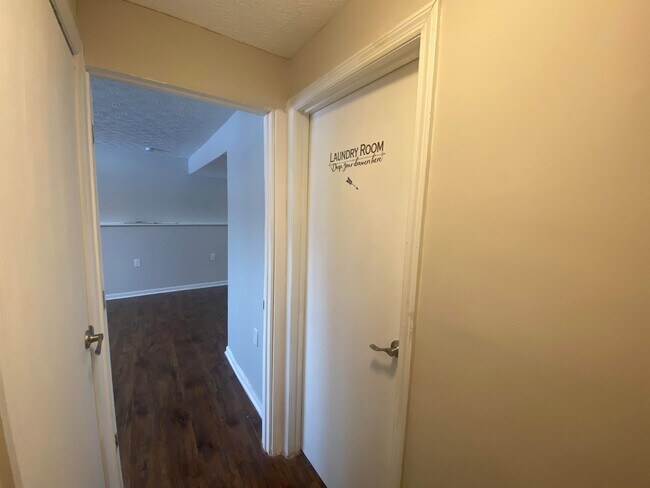 Building Photo - 5970 Almina Dr