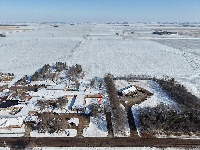 Building Photo - 705 E 9th St