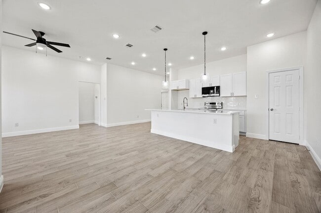 Building Photo - 202 Dover Dr
