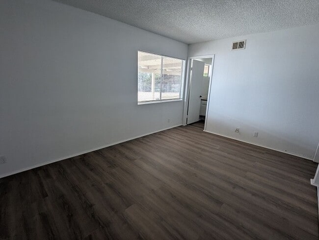 Building Photo - 4 Bedroom, 2 Bath - Single Story Home in P...