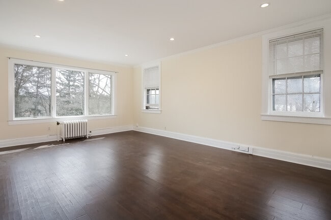 Building Photo - 50 Greenacres Ave