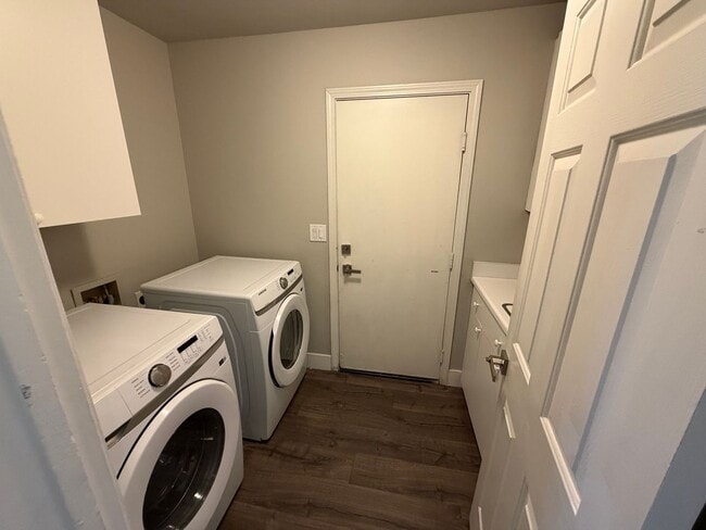 Building Photo - BEAUTIFUL 5BD/3BA TWO-STORY HOME W/ POOL IN HENDERSON. 3 CAR GARAGE!