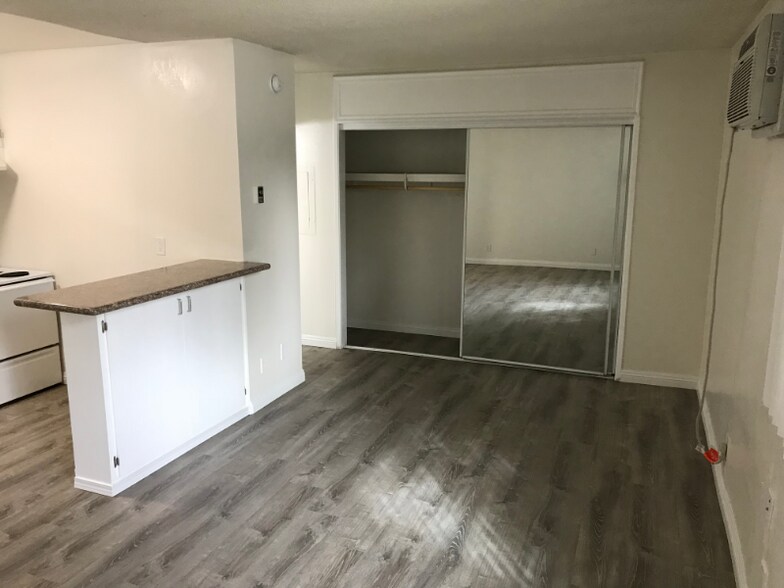 Building Photo - 13059 Oxnard St