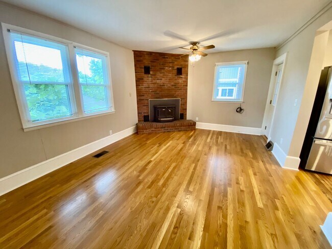 Building Photo - North Asheville - Renovated 1020's Charmer!