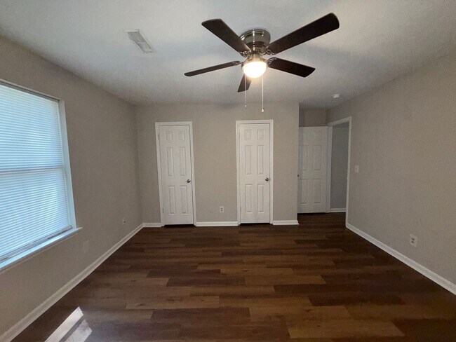Building Photo - Fully Renovated 2 bed/ 2 bath Duplex! Available Now!