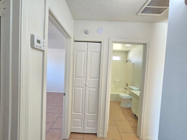 Building Photo - 2 Bed 1 Bath Spacious Apartment in Mesa