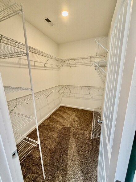 Building Photo - "Spacious 4-Bed, 3-Bath Gem on Woodrush Drive – Your Perfect Clarksville Retreat!"