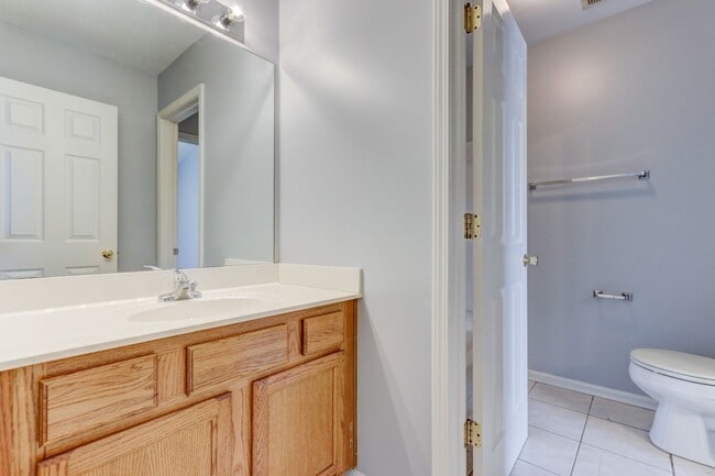 Building Photo - Spotless 2 bedroom townhome in Hardison Hills